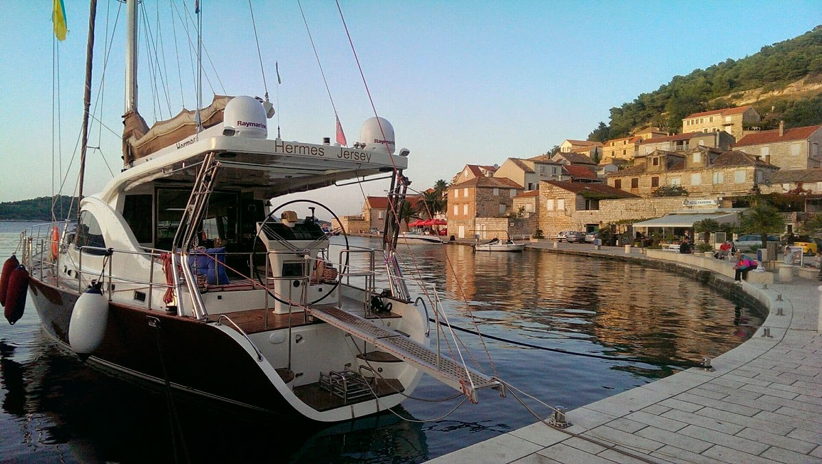 Hermes - яхта на продажу - экстерьер